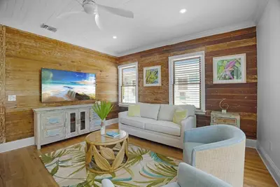Image de Virginia Vista - Steps from Duval, 2b/R, 2 Bath Retreat with Pool & Large Porch