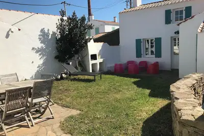 En plein coeur de Port Joinville à Yeu, deux petites maisons pleines de charme