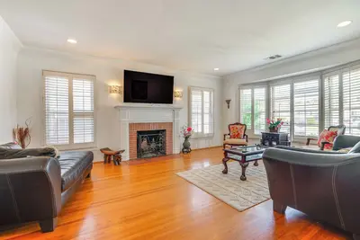 Image de 5 Mi to SoFi Stadium: Charming Family Home!