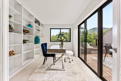 Image de Stylish Downtown 2br Condo in West End