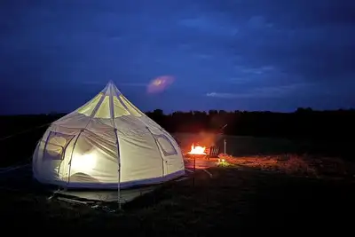 Image de Camp Sly Fox Bell Tent With A Clear Ceiling. Sleep Under the Stars!