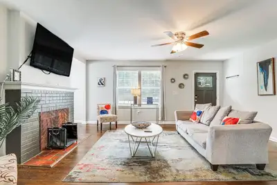 Image de Pet-Friendly Home w/ Hot Tub in Atlanta!