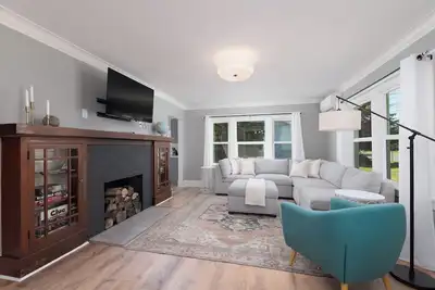 Image de Cozy Downtown Retreat with Hot Tub, Fenced Yard