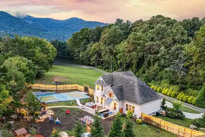 Image de Fully Fenced Pickleball Asheville Luxury Retreat w/ GameRoom