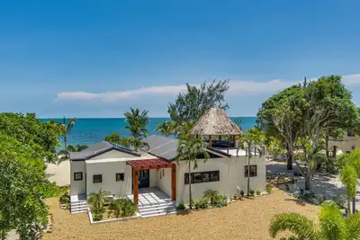 Image de Tropical Latitude-Beachfront-Stunning New Villa