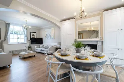 Image de Beautiful Five Bedroom Home