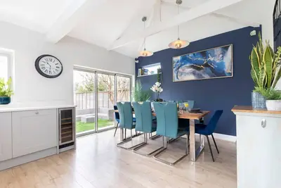 Image de The Grove: A Charming Four Bed Two Bath Home