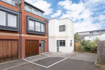 Image de Twin Home Retreat in Central Cheltenham