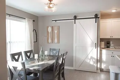 Image de Loves Park Home: 3br, Garage, King Bed & Family Fun