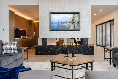 Image de Pool | Hot Tub | Poker Table | King Bed