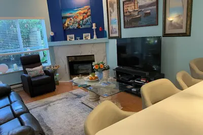 Image de Cozy Furnished Apartment: Ideal for Remote Work, Steps from Skytrain!