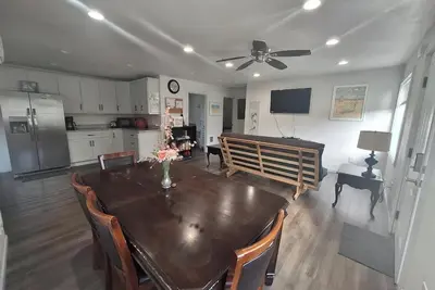 Image de Charming 2-bedroom house with Ac, WiFi in North Bend, pets ok, crabbing tools