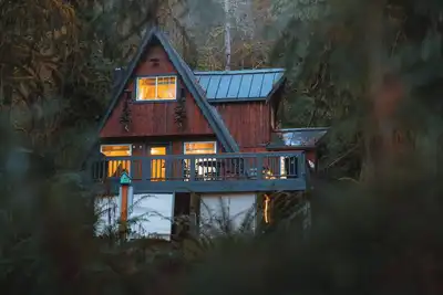 Image de Secluded Forest Cabin w/ Hot Tub & Private Waterfall