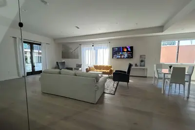 Image de Brand New 2 br 3 full ba townhouse, sleeps 8, two car garage, gated complex