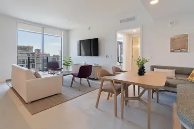 Image de Charming 2-bedroom apartment in enchanting Miami with water and city view.