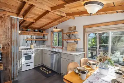 Image de Bella Luna: Midtown Cabin w/ Hot Tub