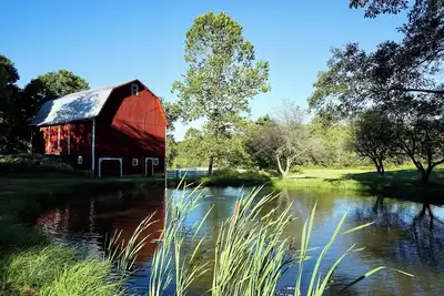 Image de Historic 5-Acre Farmhouse: Hot Tub, Fishing Pond, Bikes, Arcade, Pet-Friendly!
