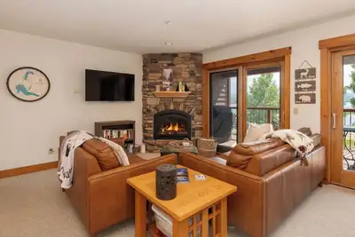 Image de Beacon Landing Condo, Lakefront on Lake Granby, Luxurious Quality w/ Marina Right Outside