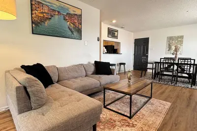 Image de Sleek Luxe Gem DownTown Dallas 2Bd 2Ba
