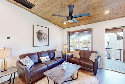 Image de Brand-new condo with deck, mountain views, central Ac, fireplace