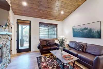 Image de Newly built condo with gas fireplace, mountain views, deck, central Ac