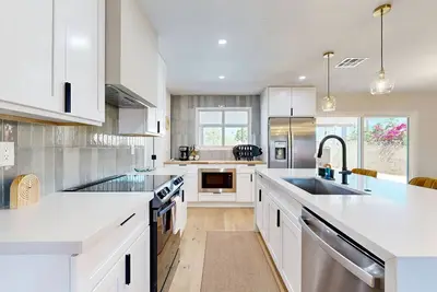 Image de Modern updated home with private pool, large yard, gas grill