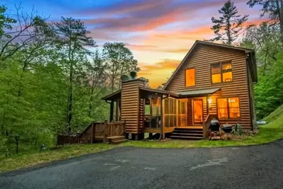 Image de Creek Cabin with fenced yard, screened in patio and hot tub