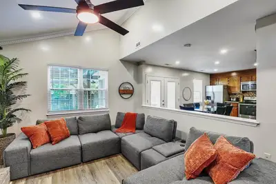 Image de Modern Townhome with Outdoor Patio & Fire Pit- Close to Airport and Attractions