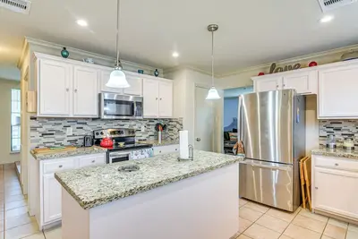 Image de Trampoline & Grill: Family-Friendly Dickinson Home