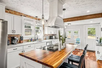 Image de Modern Farmhouse w\/ Hot Tub, Close to Snp