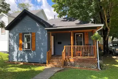 Image de Cozy Renovated Bungalow — Walk Downtown!