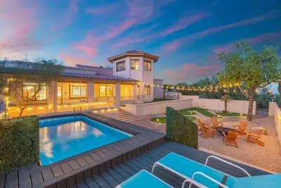 Image de Private Putt Putt Course + Pool + Fire Pit + Home!