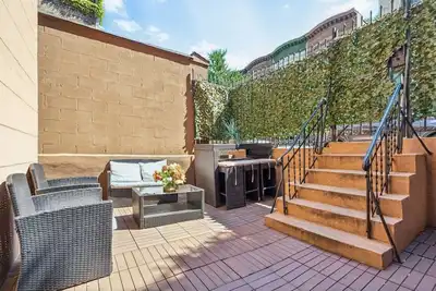 Image de Family-Friendly Duplex Near Subway | Patio + Games