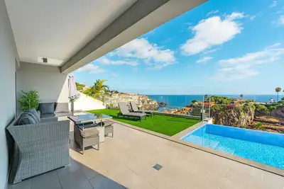 Image de Where Serenity Meets Blue Horizons.