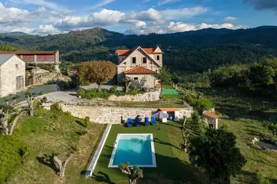 Maison de vacances 'Quinta Do Bairro' avec vue sur les montagnes, Wi-Fi et climatisation