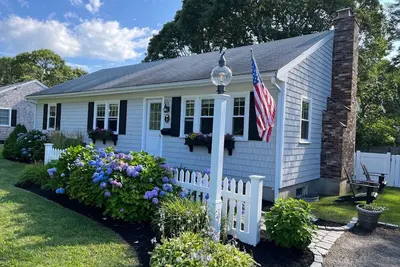 Image de Immaculate three bedroom located in Bass River area-walk to Windmill Beach!