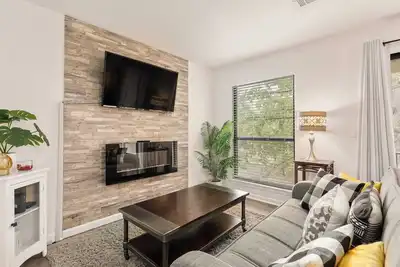 Image de Sunny Pointe! Fireplace, Pool, Pickleball, Gym