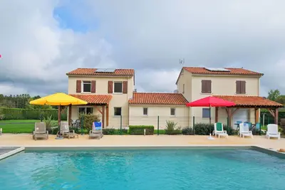 Image de Maison de vacances 'Duo De Maisons Avec Piscine Et Clim' avec piscine partagée et climatisation