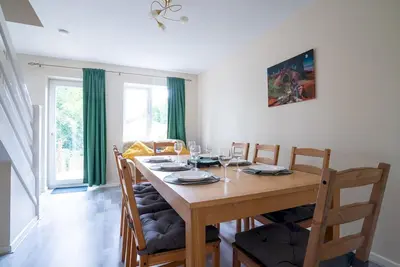Image de 3 Bedroom family home | Parking | Garden| Pass the Keys