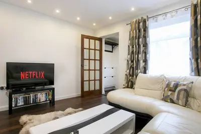 Image de Charming Home - Free Parking - Private Garden| Pass the Keys