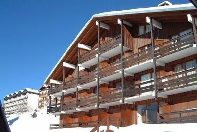 Image de 1er étage, vue pistes de ski\/montagne, balcon, télévision, casier à ski, 26m², Les Saisies