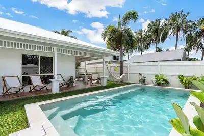 Image de The Bird House Poolside Haven a Stroll from Beach