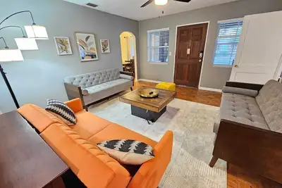 Image de Charming Foodie Lovers Duplex walk to Mills50 - sleeps 10