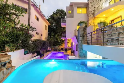 Image de 5 bedroom luxury villa in Playacar. 2 minutes from the beach, Heated pool