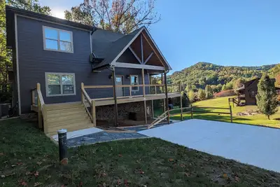 Image de 3 Master Suites, Easy Access w/View, Game&Theater Rms, Fire Pit, & Pool Access