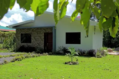 Image de Luxury Retreat with Private Jacuzzi & High-Speed WiFi in La Fortuna!