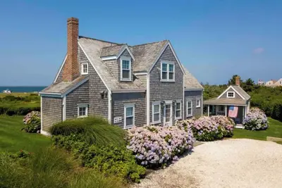 Image de Superb quality cottage situated on Wauwinet Harbor with abounding view.