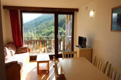 Image de 300m du centre station, 1er étage, balcon, parking, télévision, casier à ski, 45m², La Norma