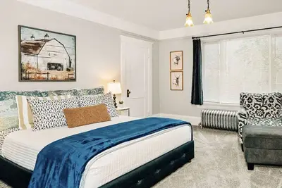 Image de Blue Jay - Charming Upper Level Duplex Near Downtown