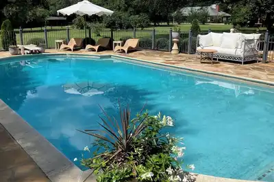 Image de New Horse District Barn Apartment in 6 acre gated Winter Colony Estate w/Pool. \n